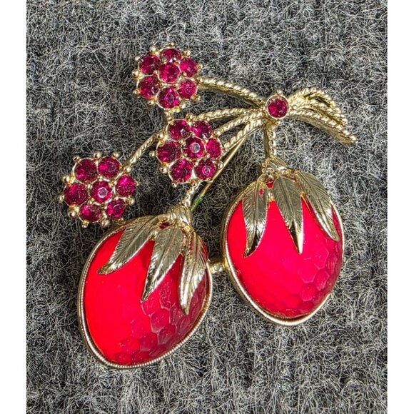 Sarah Coventry Gold Tone Strawberry Pin Brooch W/ Red Enamel Rhinestone Vtg - Picture 1 of 4
